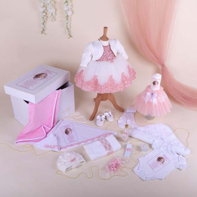 Trusou Botez Fata Milla Culoare Roz 18 Piese • Amede Bebe Ltd. Trusou Botez Fata Milla Culoare Roz 18 Piese • Amede Bebe Ltd.
