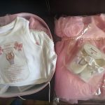 Bella Roz Barbie - Set trusou botez fată roz 0-24 luni Premium – 28 piese (Mânecuță Scurtă)