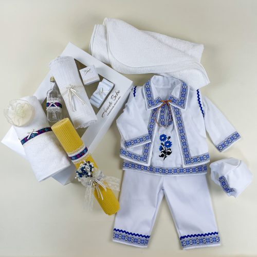 Trusou Botez Băiat Tradițional ESENȚIAL CĂLIN, 13 Piese, Costum Popular și Lumânare din Ceară Naturală Tip Fagure, Alb-Albastru, 0-3 / 3-6 / 6-9 / 9-12 Luni